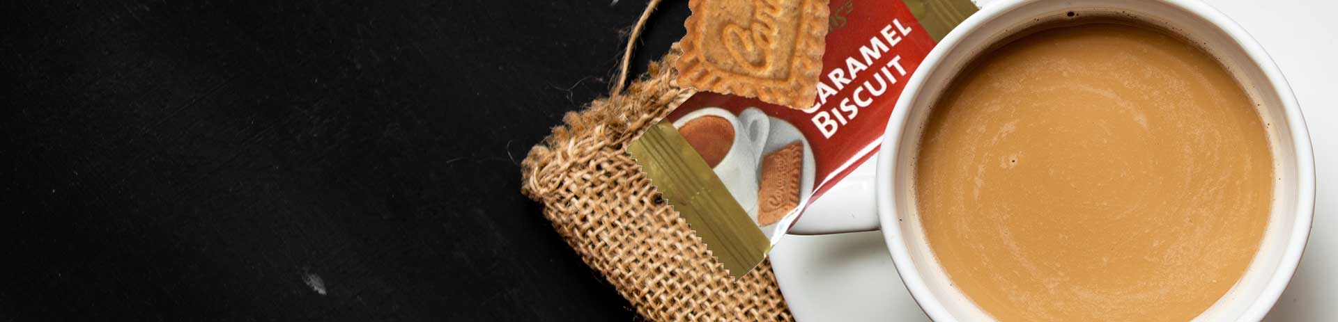 Galletas de cortesía junto a una taza de café